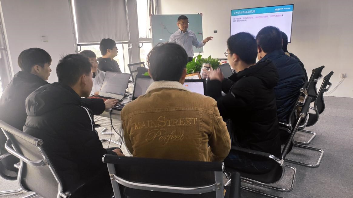亚马逊科技加强生态建设，持续培训赋能飞奥科技相关图片